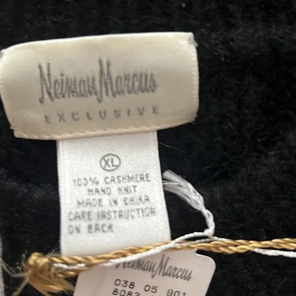 Cable net, 100% cashmere sweater my Nieman, Marcus exclusive new with tags